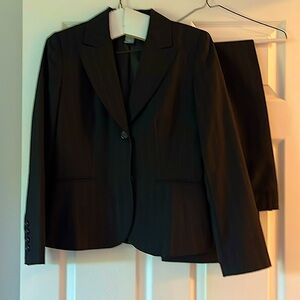 Ann Taylor women’s suit. Size 2